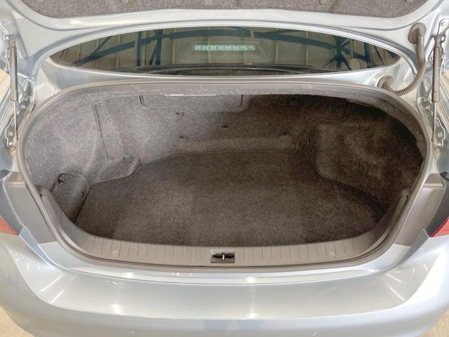 積み下ろしのしやすいデッキにはたっぷりと荷物を積み込んでいただけます。遊びから仕事まで、様々なシーンで頼れます♪