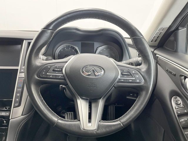 インテリアに合わせたデザインのステアリングは、運転される方のことも考え、運転しやすい形状、大きさです。是非一度、実際に触ってお確かめください。