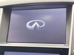【メーカー純正ナビ】インテリアに溶け込むスタイリッシュな「専用設計」メーカーナビを装備♪視認性や操作性など基本性能にも優れ、より上質なカーライフをお楽しみいただけます。
