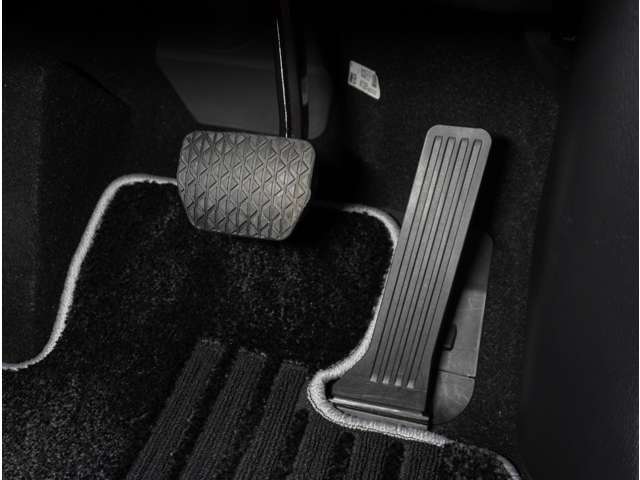 オルガン式アクセルペダル採用で運転時の疲労軽減し、とっさの踏み間違いも置きにくくなります。