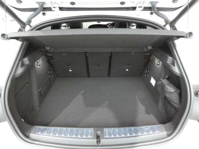荷室容量は380リッターで、後席シートバックを倒せば1200リッターまで容量を拡大できます！