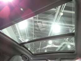 車内に明るさと開放感をもたらすサンルーフ付き！