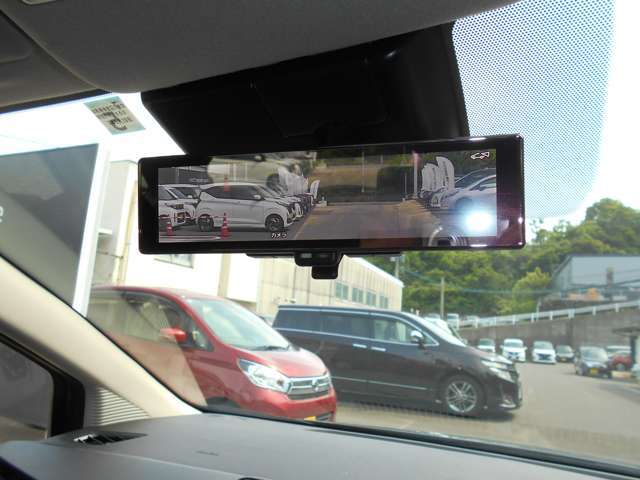 スマートミラーです。後席に人がいたり荷物が山積みでも大丈夫。後の視界はカメラの映像で見れますよ。