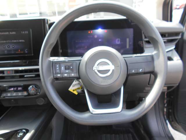 ステアリングハンドルです。オーディオコントロールスイッチが付いて運転中でも手元でオーディオの操作が出来て便利ですよ。
