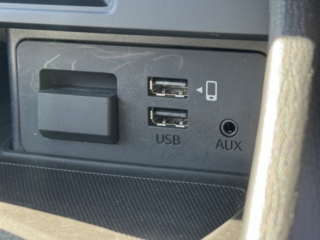 【USBジャック】お持ちのUSBケーブルを挿入させれば、スマートフォンなどと接続させて内蔵のミュージックなど聴くことも可能！