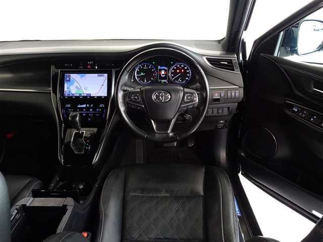 革巻きステアリングで快適な操作性の運転席です。
