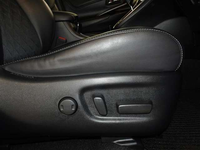 パワーシート搭載。微妙な調整が手軽にでき、ピッタリのポジションで運転することが可能です。