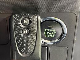 【キーフリーシステム】カバンやポケットに入れたままでもドアの施錠・解錠が可能なスマートキーを装備。エンジンのオン・オフ時もカギを取り出す必要が無いからとっても便利です♪