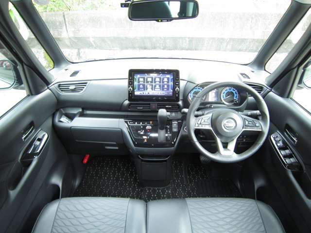 とっても視界が広くて、女性も運転しやすいお車になっております。 ゆったりとした運転席廻りで快適