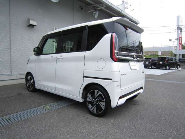 紫外線をカットし車内のプライバシーも守ってくれるプライバシーガラスも装備！