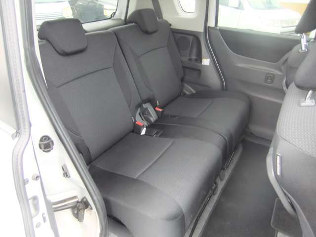 後部座席の足元も広く、ゆったり座れます！