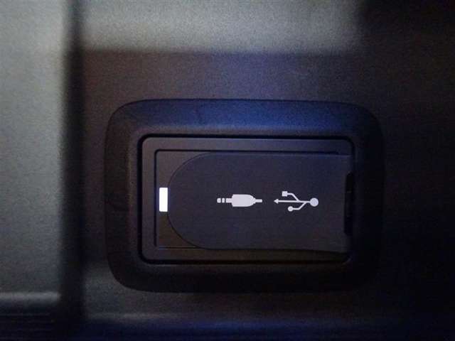 【USB給電】今では当たり前のUSB給電ソケットがついております。　スマホやデジカメなど出先や災害時の充電も可能です♪