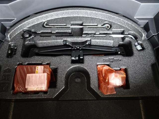 【パンク修理キット】何かがタイヤに刺さった場合、応急的に溶剤を流し込み、小型コンプレッサーでタイヤに空気を注入し、走ることができます。