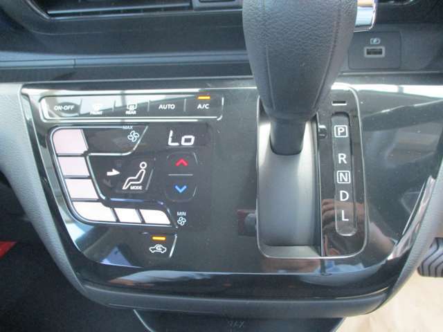 ★オートエアコン★温度設定だけで車がいつも快適に自動調整します♪風量や吹き出し口も自動で行われます。もちろんお好みの設定にも調整可能です♪