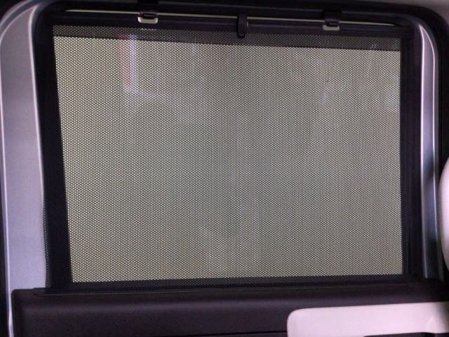 【ロールサンシェイド】まぶしい光を軽減し、心地よい車内に♪ロール式なので開け閉めも容易にできます！