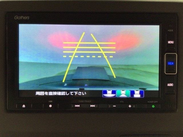 【バックカメラ】運転が苦手な方も車庫入れラクラクです！ギアをリバースに入れれば自動的に切り換わりますので、面倒な操作は不要です♪狭い駐車場もお車を傷つけず安心ですね！