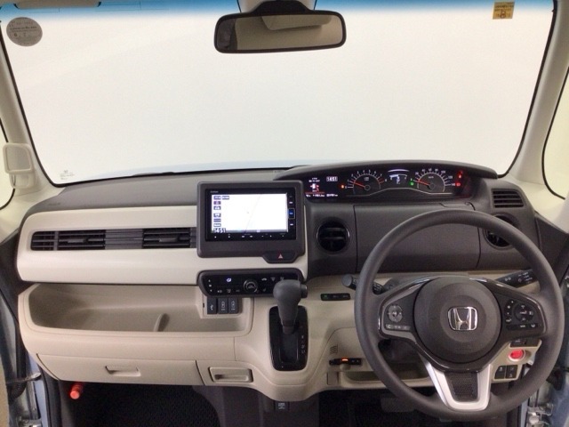 【前方視界】開放的な前方視界！運転がしやすく疲れにくいです♪窓が大きく、見通しがとっても良いおクルマですよ♪