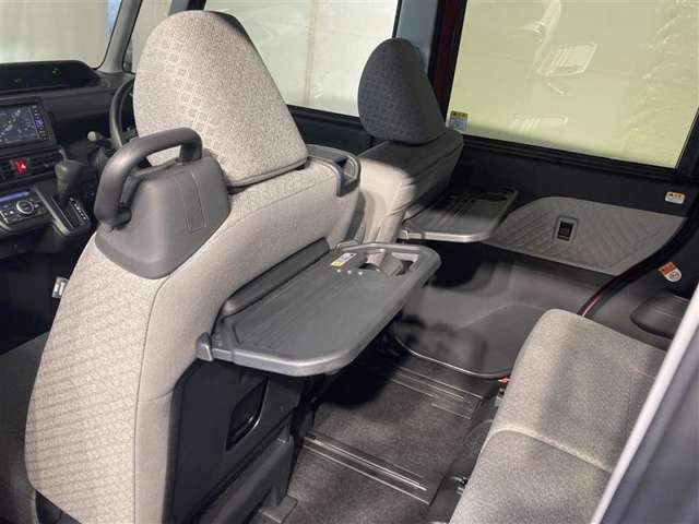 【格納式シートバックテーブル】フロントシートの後ろに折りたたみ式のテーブルが付いてます！物が落ちにくいふち高のテーブルはタブレットが立てかけられ、カップホルダーも備えています！