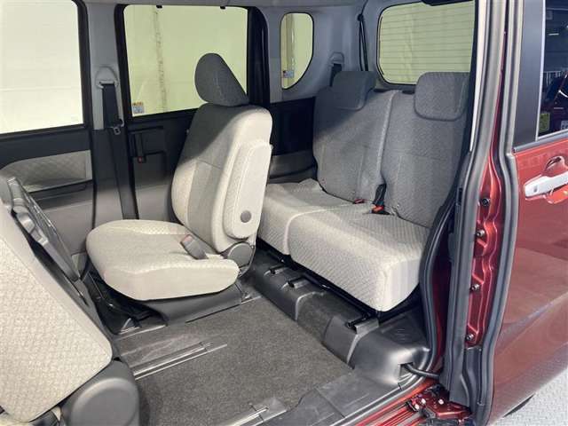 【運転席ロングスライドシート】最大540ミリのスライドが可能に☆運転席から後席の移動や座った状態での後席のアクセスなど、まったく新しい動線ができます！使い勝手がさらに広がりますね♪