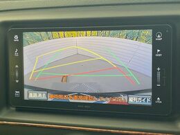 【バックカメラ】駐車時に後方がリアルタイム映像で確認できます。大型商業施設や立体駐車場での駐車時や、夜間のバック時に大活躍！運転スキルに関わらず、今や必須となった装備のひとつです！