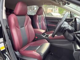 【本革シート】上質な本革を使用し、高級感あふれる本革シート。常に体に触れる部分だから、座り心地の良さにはこだわりたいですね♪汚れの付着や劣化を抑制する内装コーティング施工もおススメですよ♪