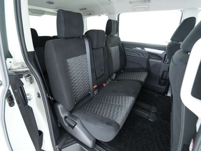 8人乗り仕様のデリカD:5！2列目シートがベンチシートとなっており、座席シートを広く利用することが出来ます♪2列目シートの中央には折り畳み式のアームレストが備わっております！