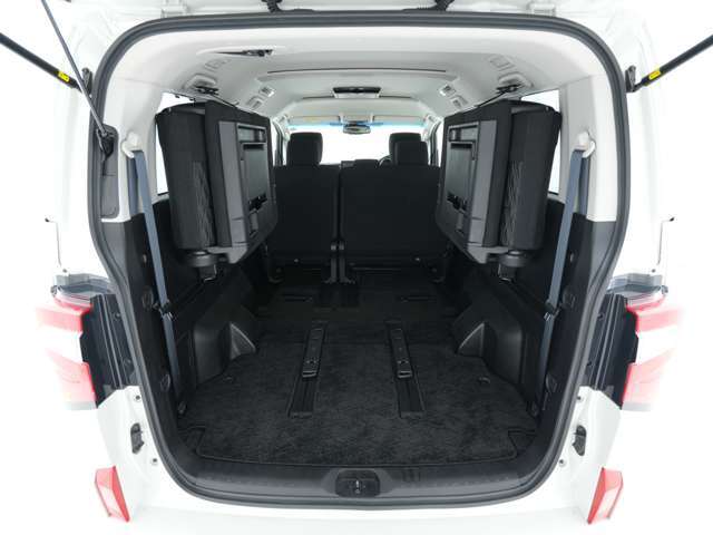 3列目シートを全て跳ね上げた状態です！ソロキャンプや釣り具を積み込んでのアウトドア等にも活躍いたします！