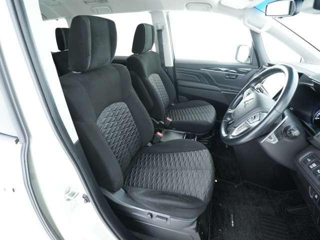 高めの視点が確保された運転席はお車の車体幅の感覚を掴みやすくなっておりますので、大きいお車が初めてという方にもおススメです♪