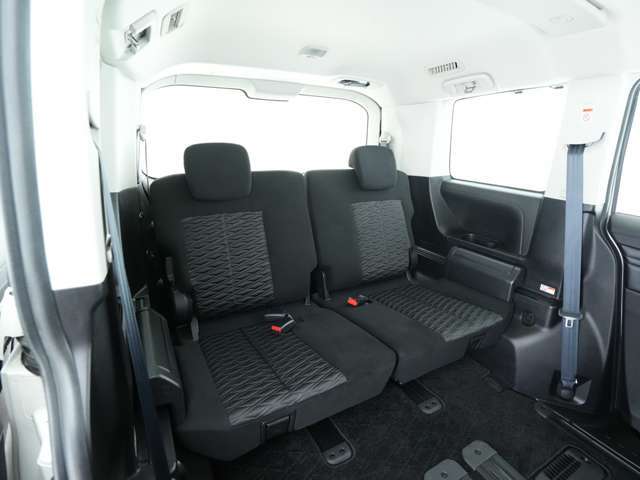 3列目シートです！程よい弾性と綺麗な状態を維持した3人掛けの座席シートです！ゆったりとくつろぐことが出来る広さもございますので、長時間の移動も快適に過ごすことが出来ます☆