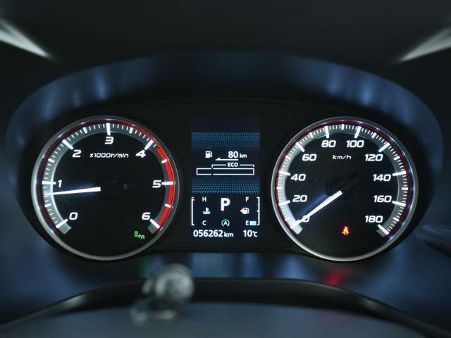 夜間でも見やすい明るめのスピードメーター！メーター中央には4.2インチの大型液晶ディスプレイを搭載！e-Assistの表示の他、平均車速、燃費、外気温などの様々な情報をカラーで表示いたします！