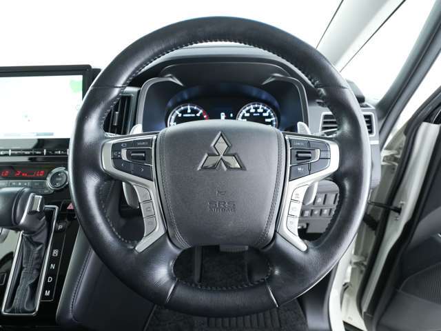 アダプティブクルーズコントロールがついています♪速度を設定すればアクセルを踏まなくてもスピードを保ってくれるので長距離運転も快適です♪