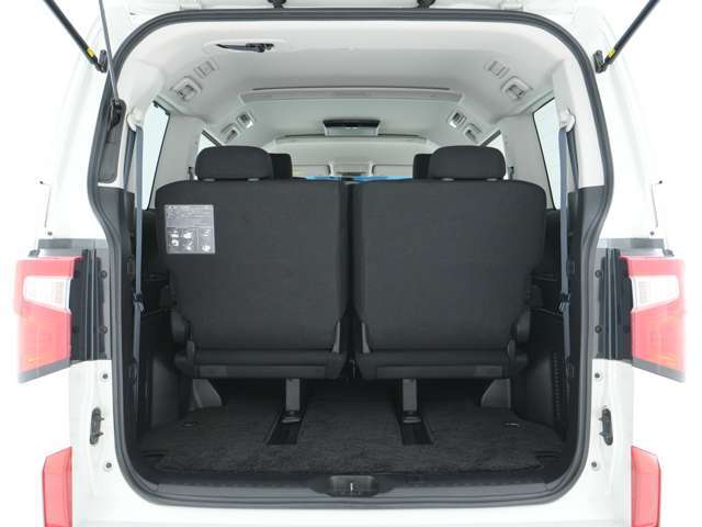 荷室です！3列目シートが起きていても余裕のある積み込みが可能となっております！広めの荷室は日常の買い物などにも便利です♪