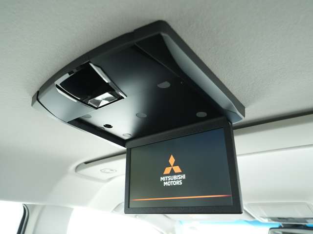 後席モニター☆後席の方も様々なメディア機能を楽しむことが出来ますので、遠乗りの際にも小さなお子様を退屈させずにドライブすることが出来ます♪