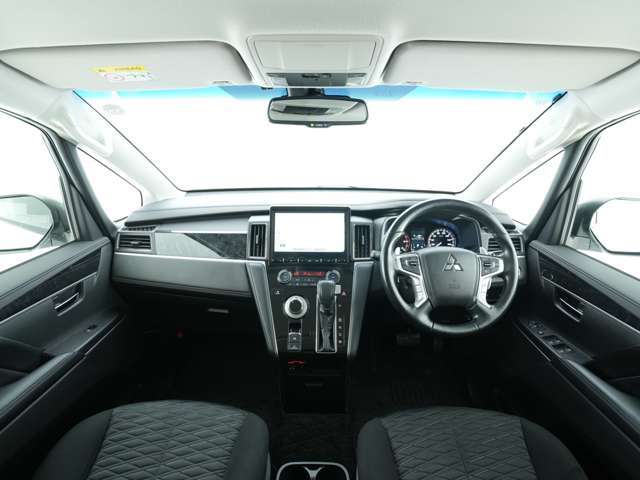 内装には木目調のパネルが使用されており、気品ある車内を演出してくれます！インパネ周辺は様々な機能を備えながらも扱いやすくスッキリとまとまっております！