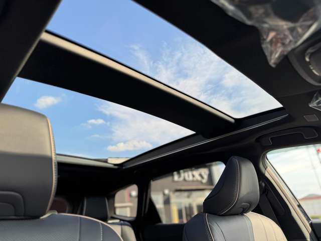 【ガラスルーフ】開放感たっぷりのガラスルーフが装着されています！車内に明かりを取り入れたり景色を楽しむのに、最適です！また、車内には遮光シェードが装備されておりますので、夏の暑い日でも快適に使えます！