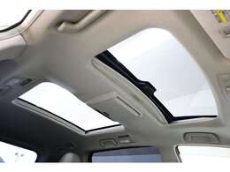 メーカーオプションの大型ムーンルーフ（フロント：チルトルーフガラス、リヤ：固定ガラス）＆サンシェード（フロント：手動、リヤ：電動）が装備されております！