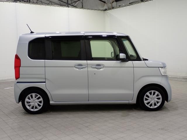 ロールサンシェード内蔵の両側パワースライドドアを装備。ハンドグリップも付いており、ご年配の方や小さいお子さんの乗り降りも楽々です。万が一ドアに手を挟んでしまっても、挟み込み防止機構が付いて安心です