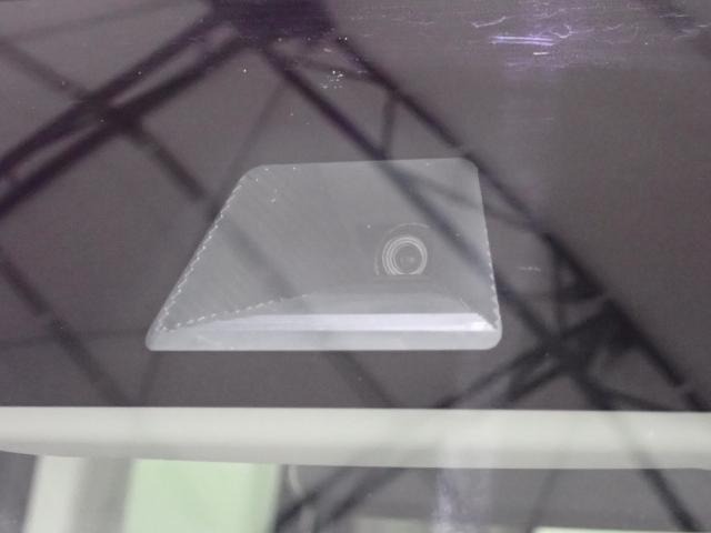 ホンダセンシングのカメラにより標識認識機能や先行車発進お知らせ機能に誤発進抑制機能と車線維持支援に設定した車速内で適切な車間距離を保ってくれる安全・快適機能搭載の先進システムです