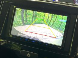 【バックカメラ】駐車時に後方がリアルタイム映像で確認できます。大型商業施設や立体駐車場での駐車時や、夜間のバック時に大活躍！運転スキルに関わらず、今や必須となった装備のひとつです！