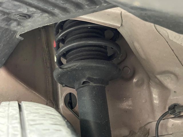 お車を安心してお乗りいただく為には、足回りの定期点検が欠かせません。サービスサポート（有償保証）では無料点検もご提供しており、安心のカーライフをお過ごしいただけるサポート体制が整っています。