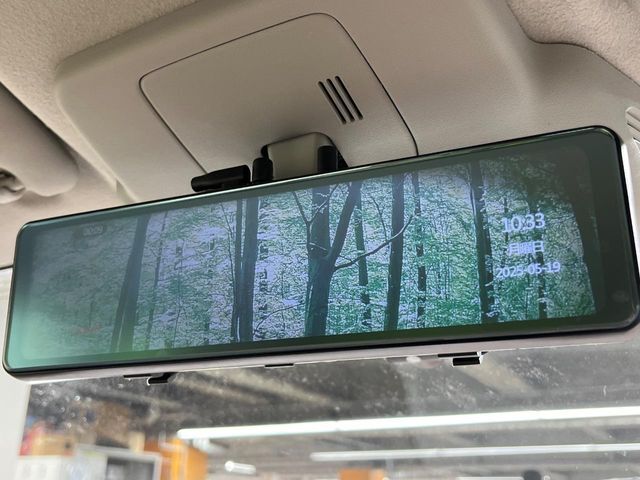 【デジタルインナーミラー】後席の大きな荷物や同乗者で後方が確認しづらい時でも安心！カメラが撮影した車両後方の映像をルームミラー内に表示。クリアな視界で状況の確認が可能です！