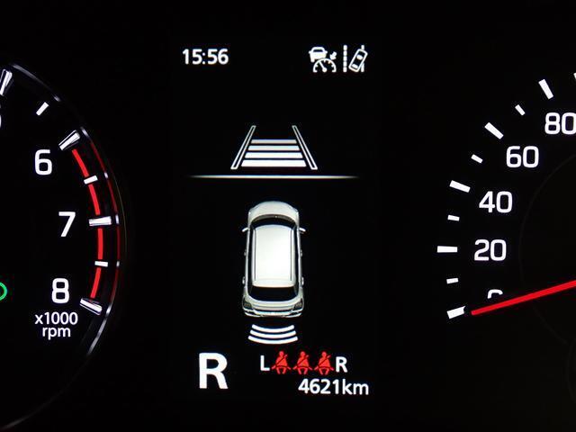 バンパーに内蔵された前後それぞれ4つの超音波センサーで障害物との距離を測り、ブザー音とディスプレイ内表示で接近を知らせてくれるパーキングセンサーを搭載。