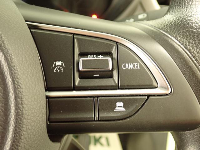 アダプティブクルーズコントロールを装備しています。ペダル操作なしで設定速度を保ちます。先行車がいる場合には、追従します。