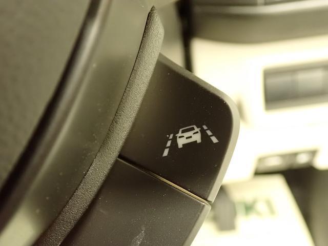 「車線逸脱抑制機能」を搭載しています。車線をはみ出しそうになると、ドライバーにステアリング操作を促し、車両を車線の内側に戻すよう支援します。