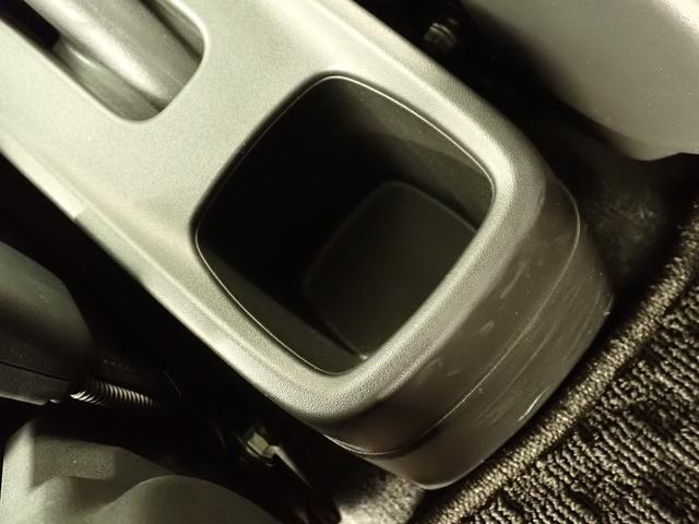 後席の方用の固定式ドリンクホルダーがあります。