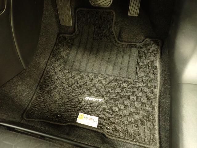 足元にフロアマットを装着しています。水分を吸収してくれるので、雨の日でも滑りにくいです☆