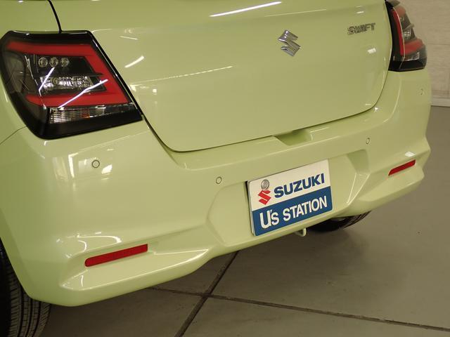 後方に障害物があり、R（後退）の位置でアクセルペダルを強く踏むと、エンジンを自動で抑制してくれる「後方誤発進抑制機能」を搭載しています。