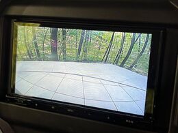 【バックカメラ】駐車時に後方がリアルタイム映像で確認できます。大型商業施設や立体駐車場での駐車時や、夜間のバック時に大活躍！運転スキルに関わらず、今や必須となった装備のひとつです！
