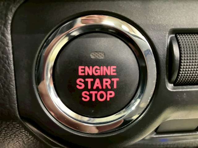 【スマートキー】バックやポケットに入れたままでもドアの開け閉めが可能なスマートキーを装備。エンジンのオン・オフ時もカギを取り出す必要が無いからとっても便利です♪