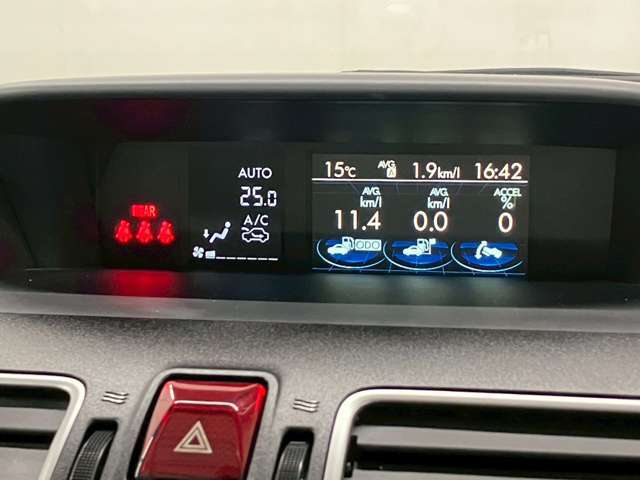 【デュアルオートエアコン】運転席と助手席のエアコン温度を別々で変えられるので助手席に乗る方への配慮ができて便利ですね♪